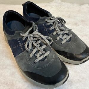 Clarks Women's Wave Andes sneakers in navy blue Size 8.5